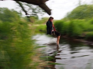 Saskia balanciert über Wasser an einem Seil