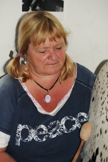 Saskia mit gesenktem Blick, Rahmentrommel in der Hand